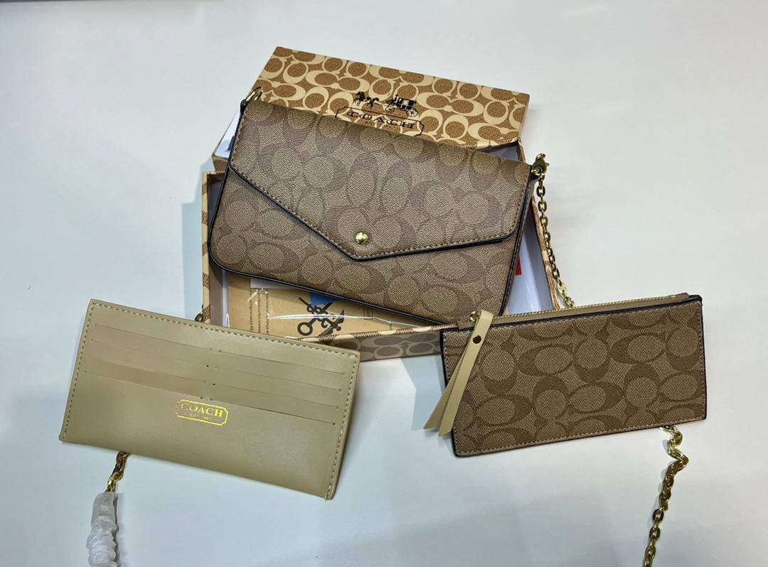 LV / coach

80 dhs🇦🇪🇦🇪

with box
size 22×3.5×12cm

Zain42
♥️♥️♥️