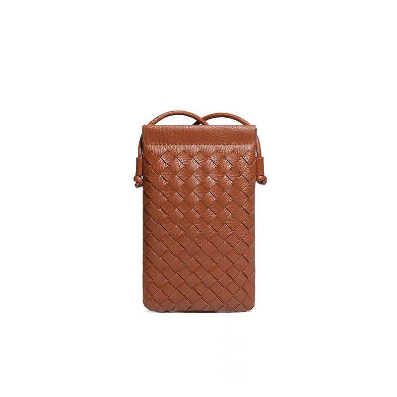 BOTTEGA 
Mobile holding bags
60 dhs💓
size 14*21cm

Zain161
♥️♥️♥️