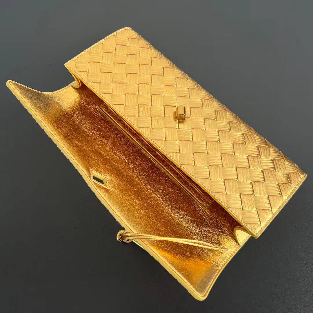 *Bottega Andiamo Clutch✅*
*Size 31 cm*
For Price 👇 WTSP Text Zain 0568585901

Zain274
♥️♥️♥️