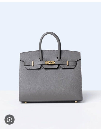 Hermes
GOOD QUALITY 
115 dhs🌺
SIZE 30 CM

Zain200
♥️♥️♥️