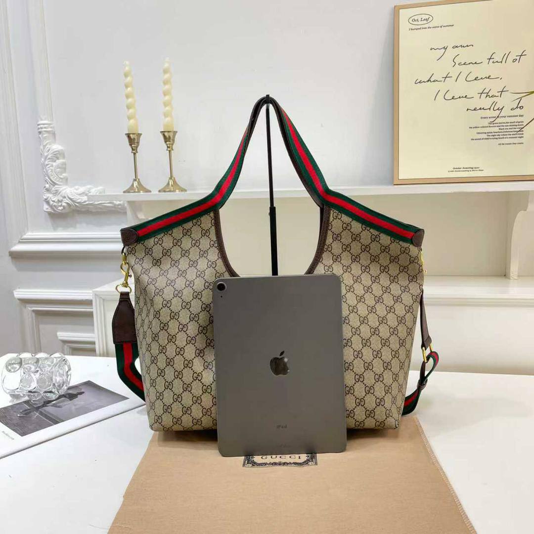 Gucci
110 dhs🪙💕
size 50×30×14cm

Zain44
♥️♥️♥️