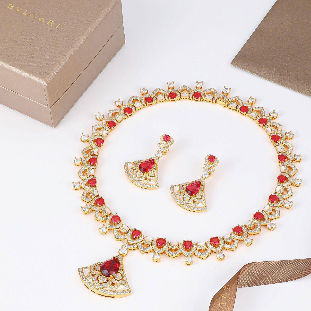 BVLGARI SET 
MASTER ✨💫
NECKLACE BANGLE EARRING RING

480 DHS✅ ⭐
WITH BOX AND PAPER BAG🎁🛍️

WITH MASTER BOX AND PAPER BAG CARD🎁🛍️
590 DHS✅

Zain89
♥️♥️♥️