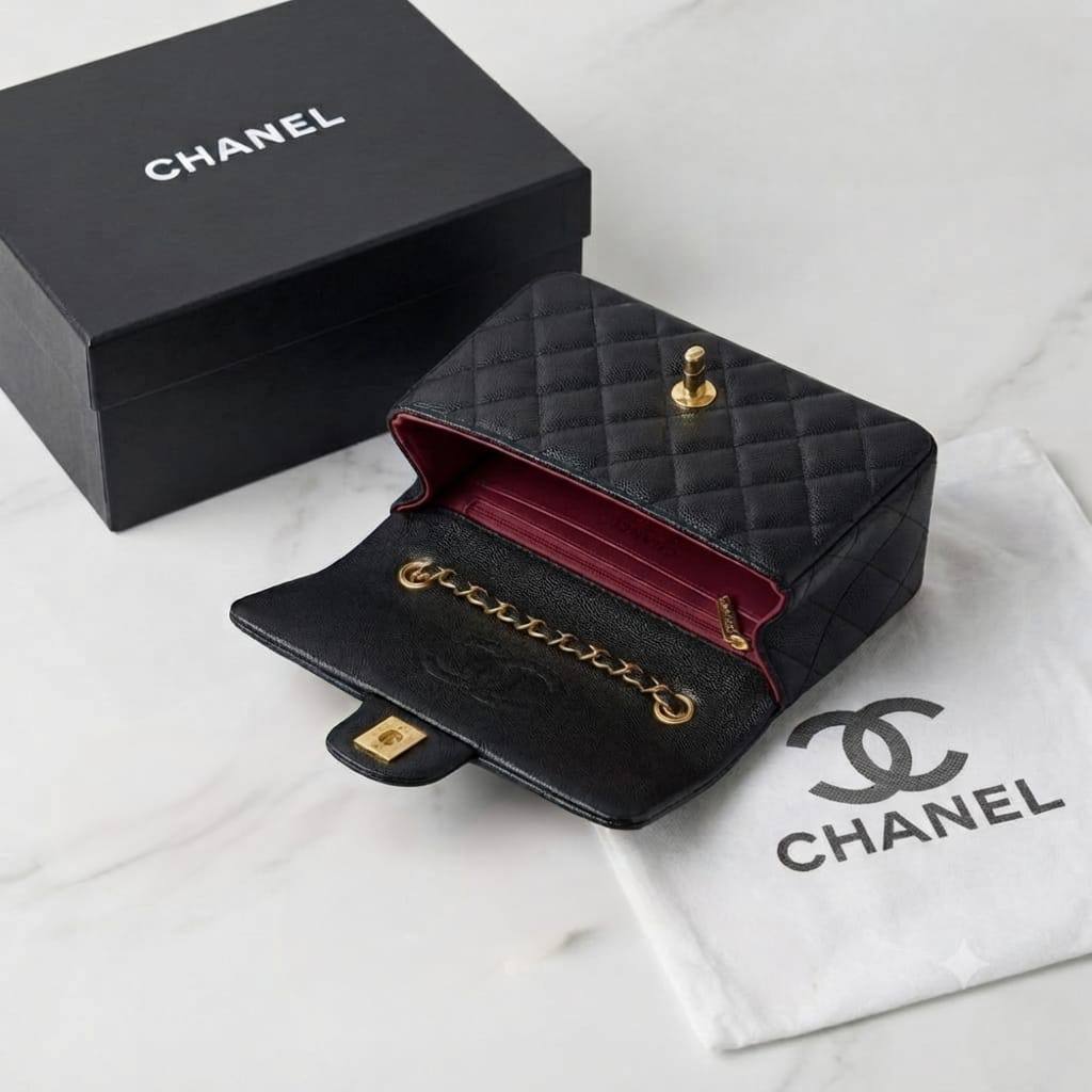 CHANEL Classsic
Flap Cross/shoulder bag
With Ball press adjustable
Chain belt strap
Size : 18 cm
With BOX 

100 dhs🇦🇪🇦🇪

Zain239
♥️♥️♥️