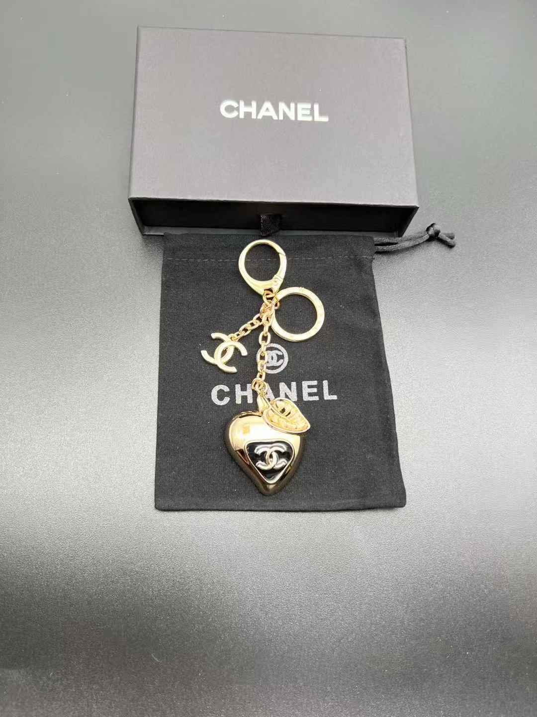 KEYCHAIN 
WITH BOX AND PAPER BAG🛍️🎁
70 dhs✅

Zain89
♥️♥️♥️