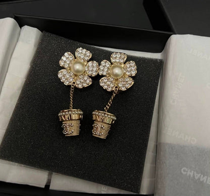 *CHANEL❤️‍🔥*
Earring 🦋
Master quality 💯
With normal boxes 🗃️ 
75 dhs🇦🇪🇦🇪🇦🇪

With master box 📦 
85 dhs🇦🇪🇦🇪🇦🇪

Zain216
♥️♥️♥️