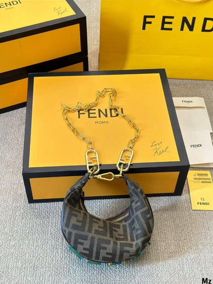Fendi graphy mini
Master quality
18cm 

with box🎁🎁🎁

240 dhs🌺

Zain95
♥️♥️♥️