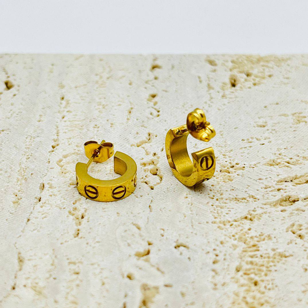 New arrival branded stainless steel with 18k gold plated Small earrings 
20 dhs🪙🌨️
30 dhs🪙🌨️
with branded box and paperbag 
*non tarnish 
*friendly for skin

Zain243
♥️♥️♥️