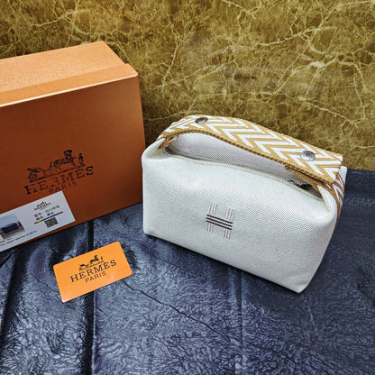 Hermes 
95 dhs🌺 

with box
🎁🎁🎁

Zain235
♥️♥️♥️