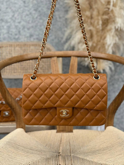 CHANEL
25cm
370 dhs✅
Top quality 
With box🎁

Zain167
♥️♥️♥️