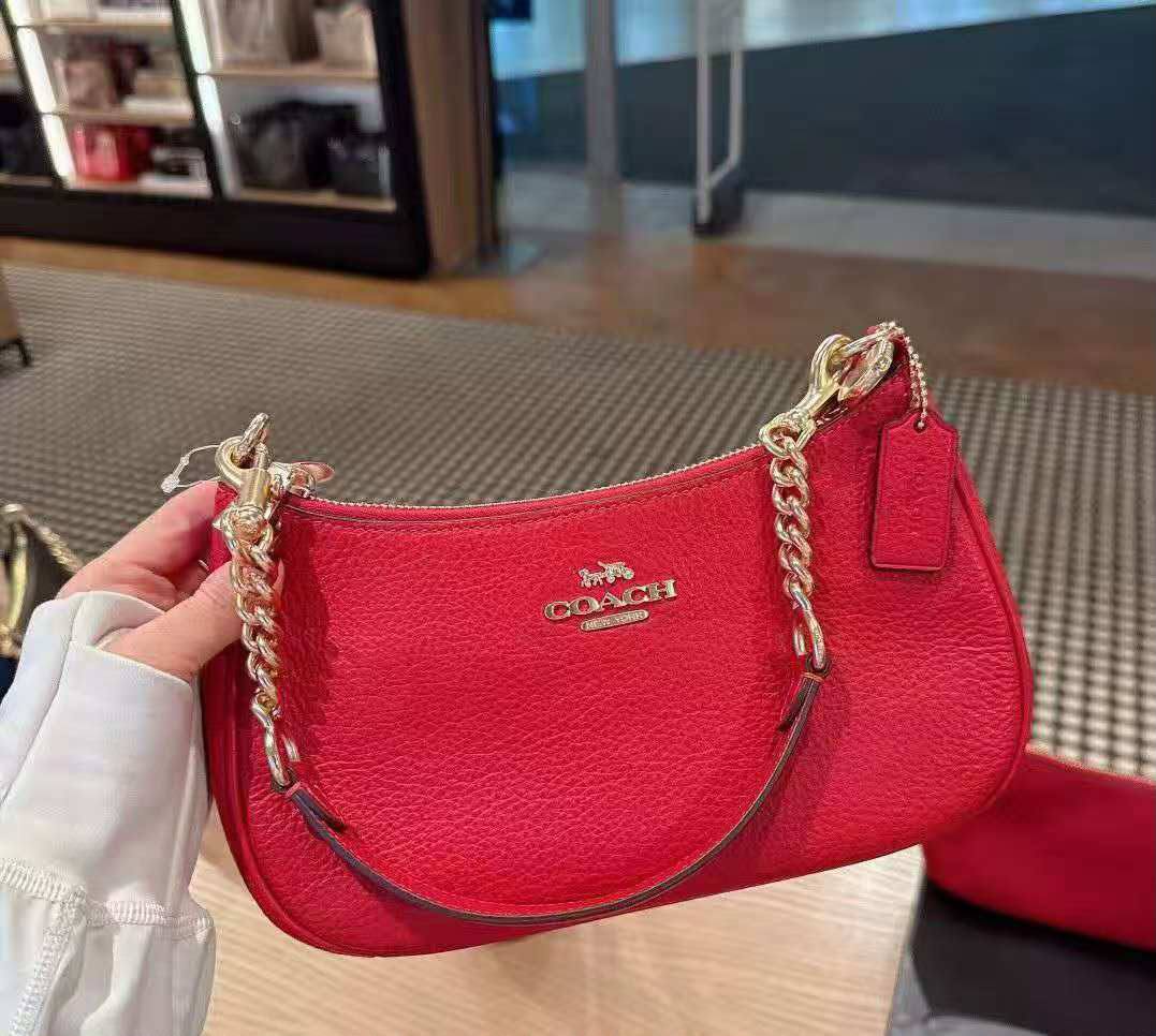 COACH

Size  26cm

Withbox

100 dhs✅

Zain04
♥️♥️♥️