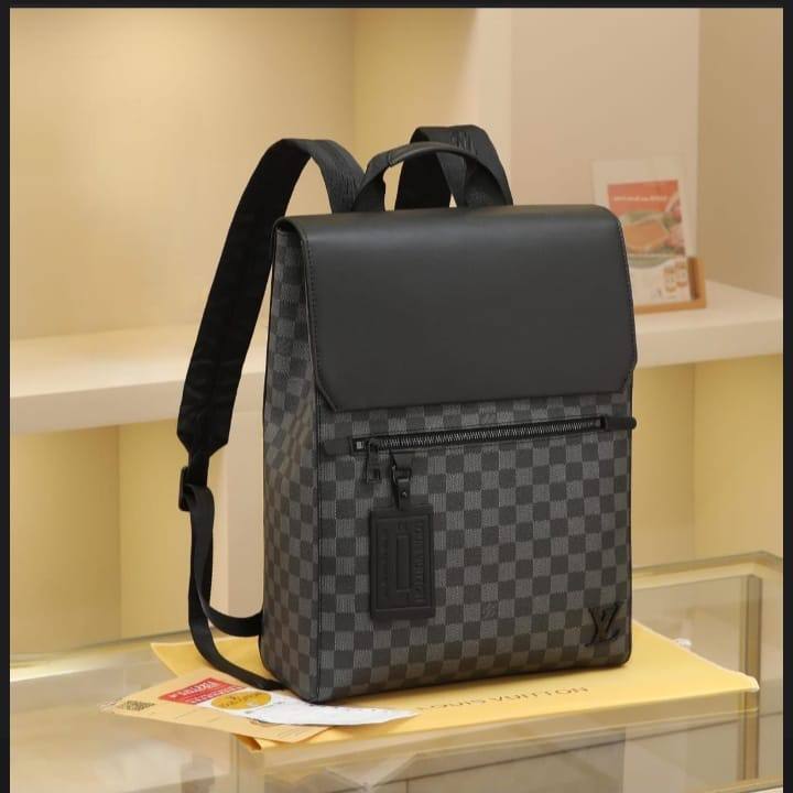 LV
140 dhs🇦🇪🇦🇪
size 30/40/14cm
High quality
Men's and women's outdoor backpacks

Zain26
♥️♥️♥️
