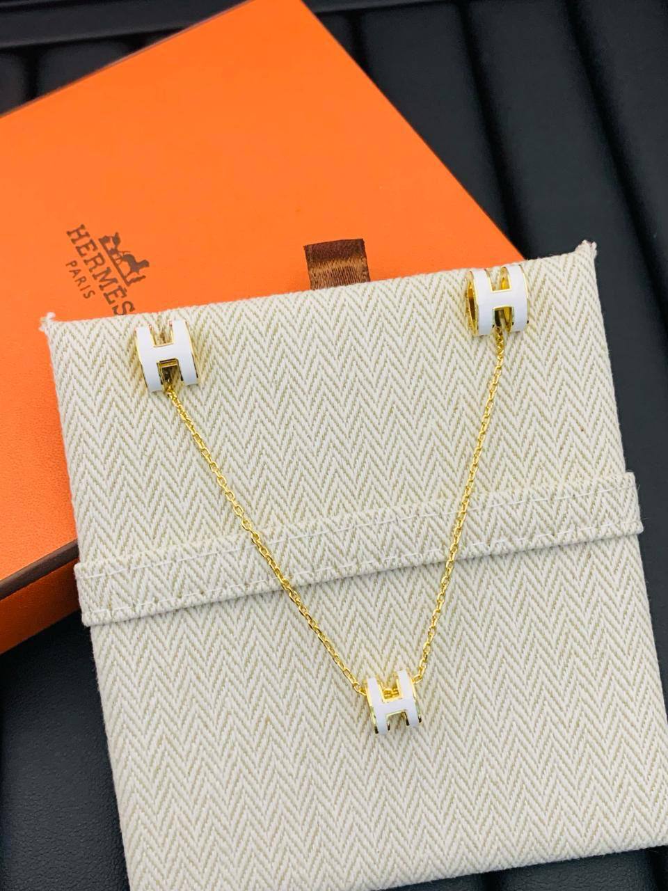 MASTER HERMES 
SET✨
NECKLACE EARRINGS.  💥💫
WITH NORMAL BOX AND PAPER BAG 
90 dhs❣️
WITH SAME BOX AND PAPER BAG 
115 dhs❣️

Zain89
♥️♥️♥️