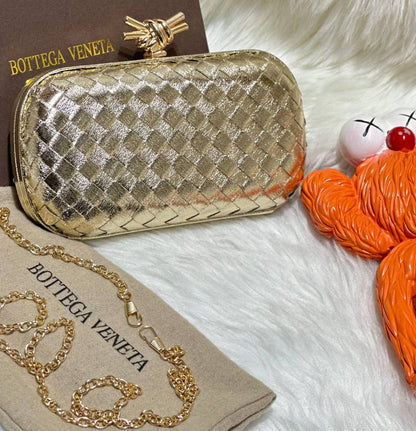 Bottega 
, good quality, 
with box, 
🎁🎁🎁

size... 21*11 cm 
110 dhs✅

Zain12
♥️♥️♥️