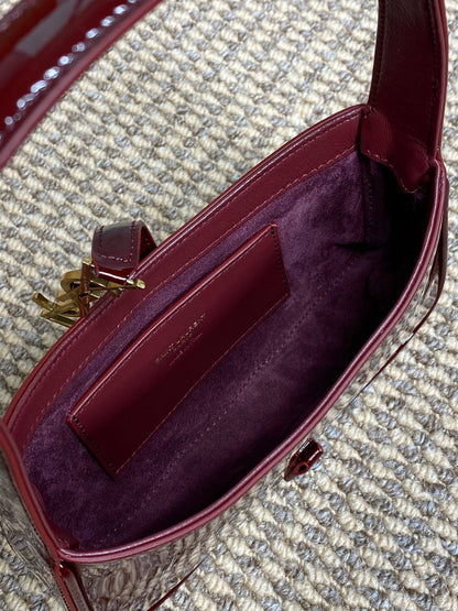 Ysl
 Mini Le 5 A 7

 Hobo Bag in
 Smooth Leather✅ 
Size 19 cm
For Price 👇 WhatsApp✅
0568585901 
0507557372
0552275751 Owner Zain 👌


Zain274
♥️♥️♥️