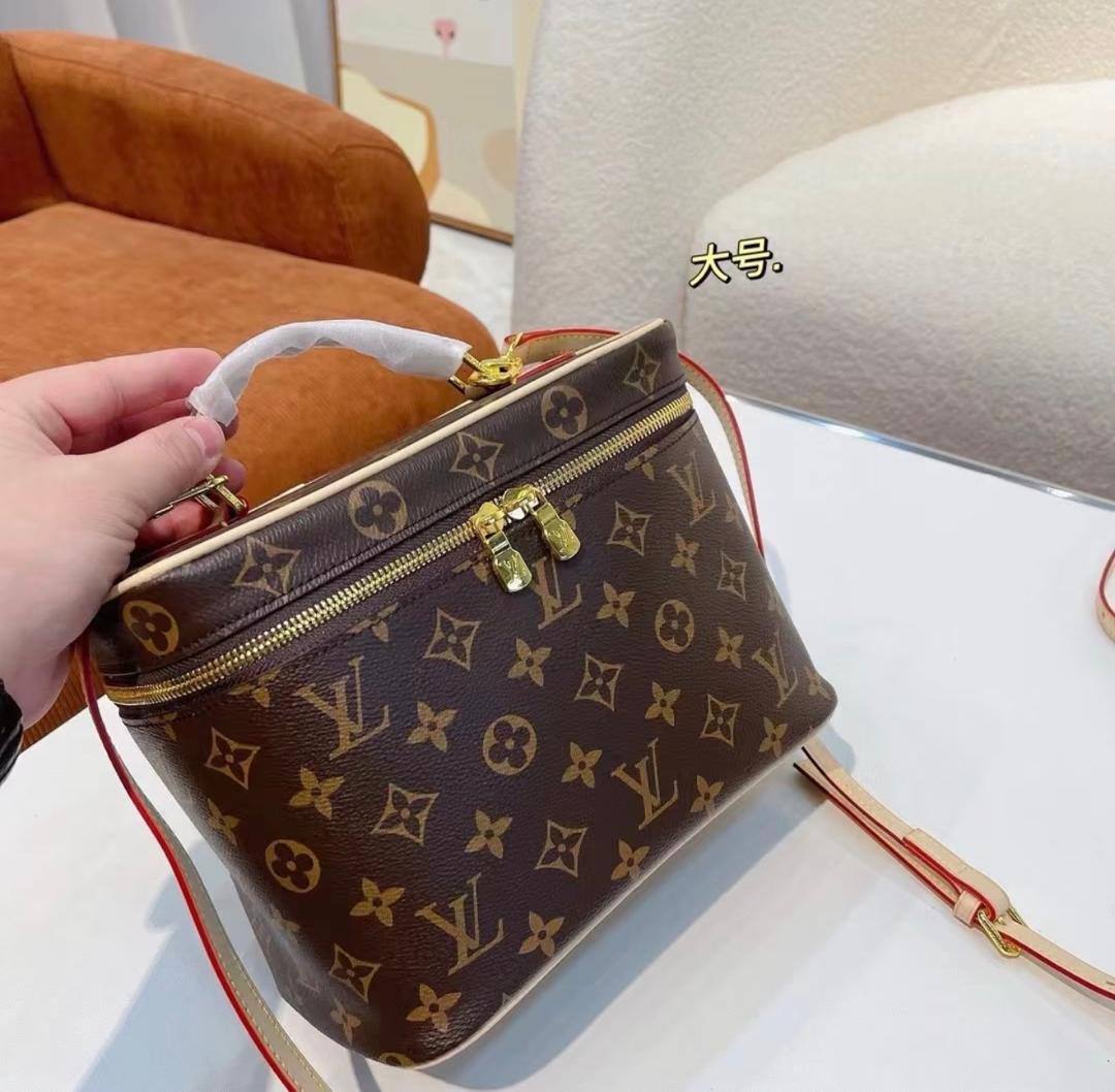 LV 3in1
230 dhs❣️
3in1 high quality 
With box 🎁🎁🎁
only set 

Zain26
♥️♥️♥️