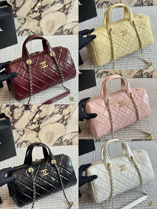 Chanel 
Size 30cm
250 dhs🪙🖤

With box
🎁🎁🎁
Zain189
♥️♥️♥️