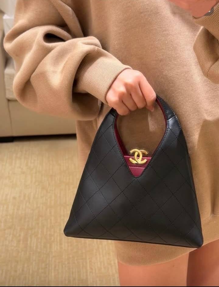 Chanel 
130 dhs🇦🇪🇦🇪

size 23×5×25cm

Zain42
♥️♥️♥️