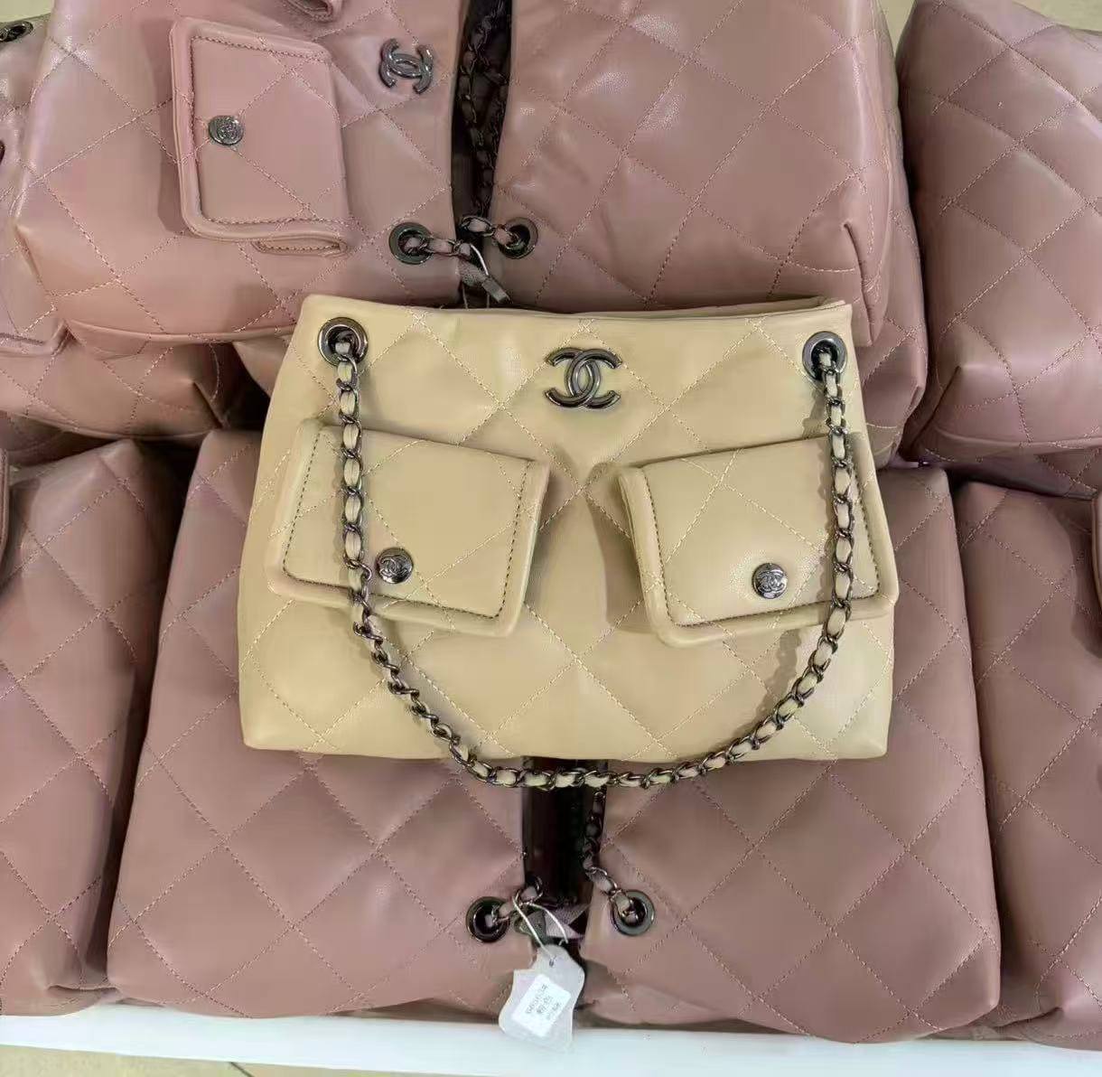 Chanel 
good quality 
110 dhs🇦🇪

Zain278
♥️♥️♥️