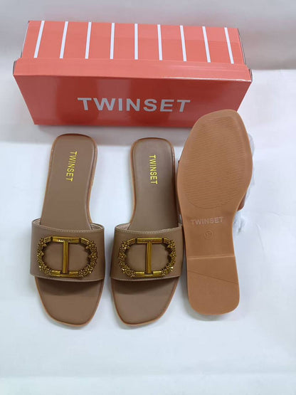 Slippers
65 dhs✅

Size 36-41

Zain161
♥️♥️♥️