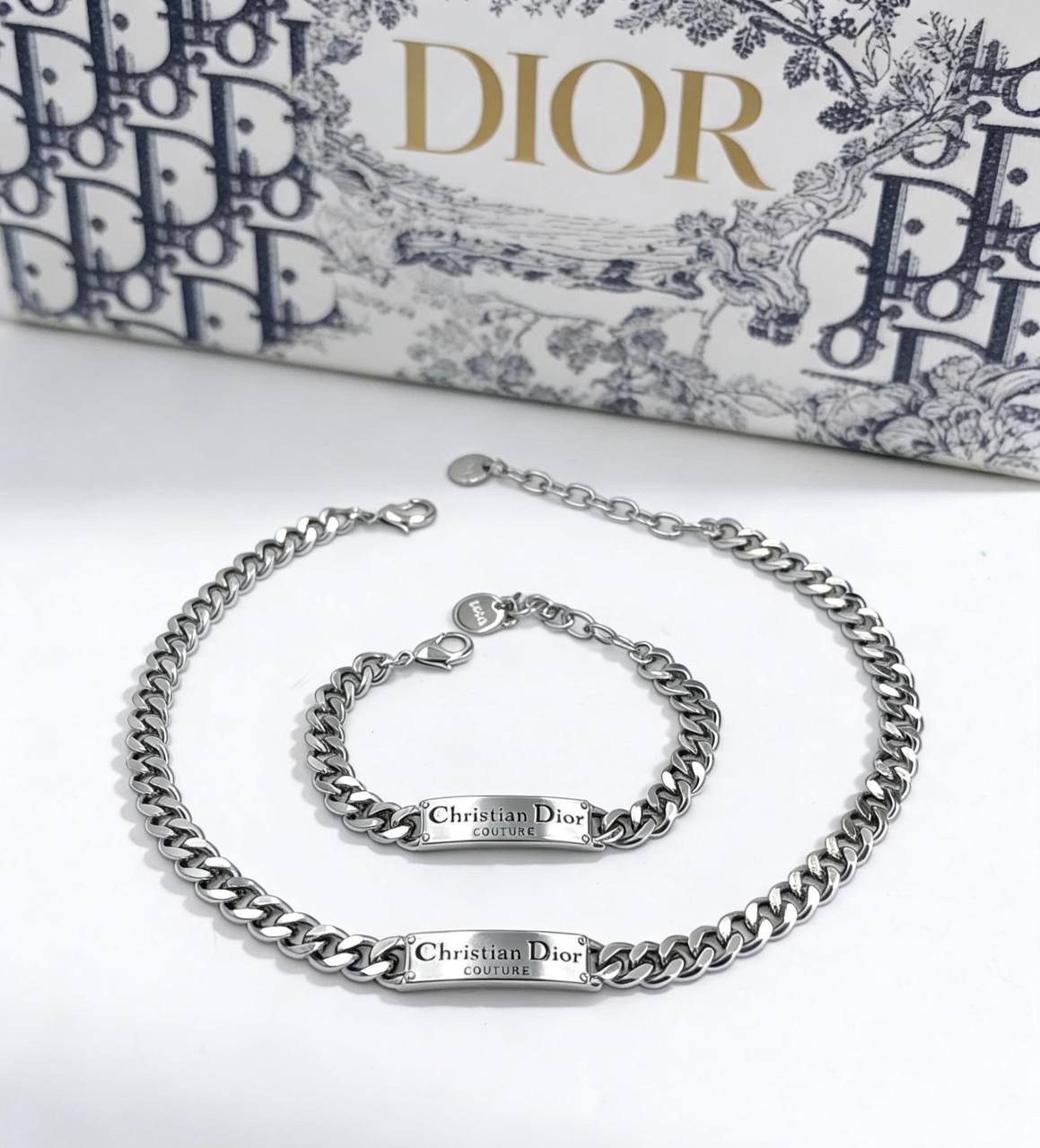 DIOR SET
MASTER
💫✨
115 DHS✅
WITH BOX AND PAPER BAG🛍️🎁

Zain89
♥️♥️♥️