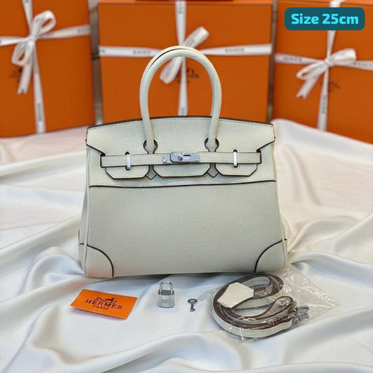Hermes
Good quality 

with box
🎁🎁🎁

120 dhs🪙🌨️

Zain186
♥️♥️♥️