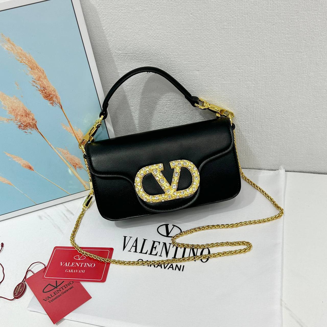 VALENTINO
 HIGH QUALITY
 WITH BOX 
🎁🎁🎁

130 dhs✅
Size:20cm

Zain39
♥️♥️♥️