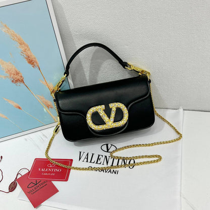 VALENTINO
 HIGH QUALITY
 WITH BOX 
🎁🎁🎁

130 dhs✅
Size:20cm

Zain39
♥️♥️♥️