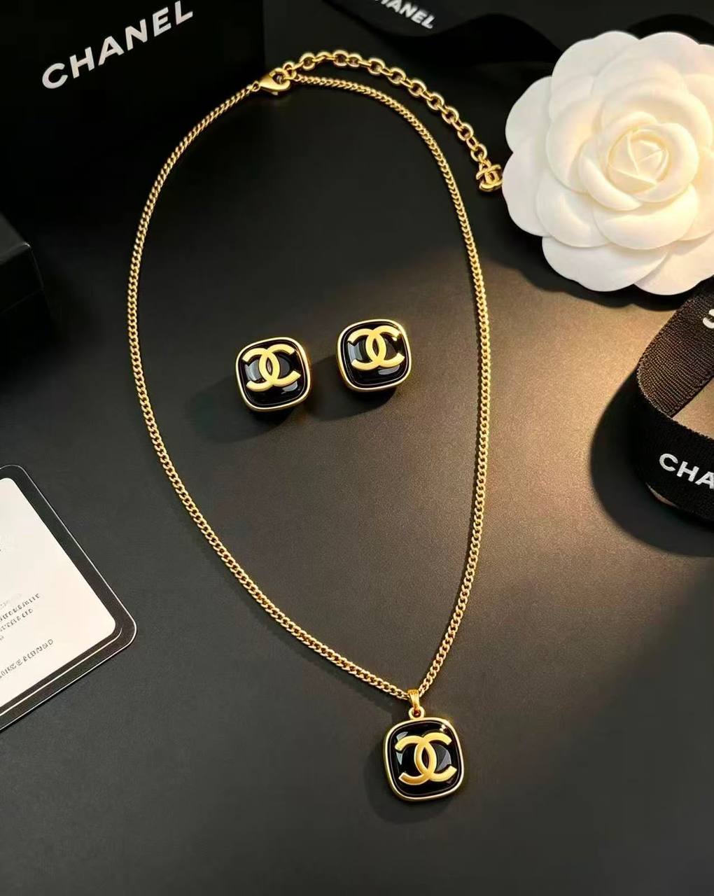 CHANEL 
NECKLACE EARRINGS
MASTER💫✨
SET
95 DHS🇦🇪🇦🇪
WITH SMALL BOX AND PAPER BAG🎁🛍️

Zain89
♥️♥️♥️