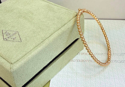 VCA

 *Perlee’ Pearls Bangle* 

 *90* with normal box 
 *140* with original box

Zain209
♥️♥️♥️