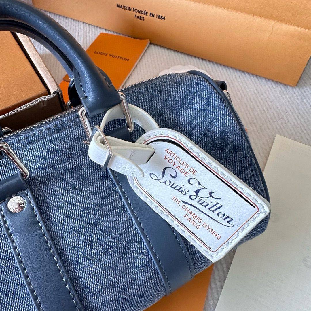 LV

COPY ONE 
NEW CAME 
WITH DOUBLE  BOX 

215 dhs🇦🇪🇦🇪🇦🇪

Zain295
♥️♥️♥️