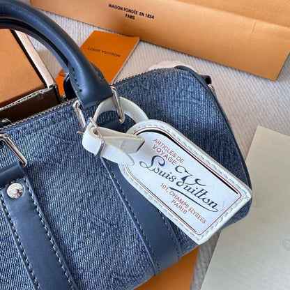 LV

COPY ONE 
NEW CAME 
WITH DOUBLE  BOX 

215 dhs🇦🇪🇦🇪🇦🇪

Zain295
♥️♥️♥️