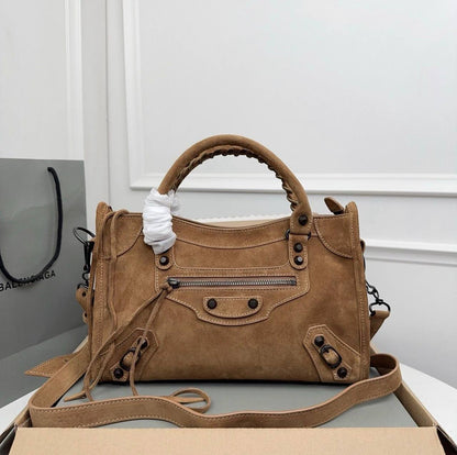 BALENCIAGA 
HIGH QUALITY
140 dhs✅

Zain39
♥️♥️♥️