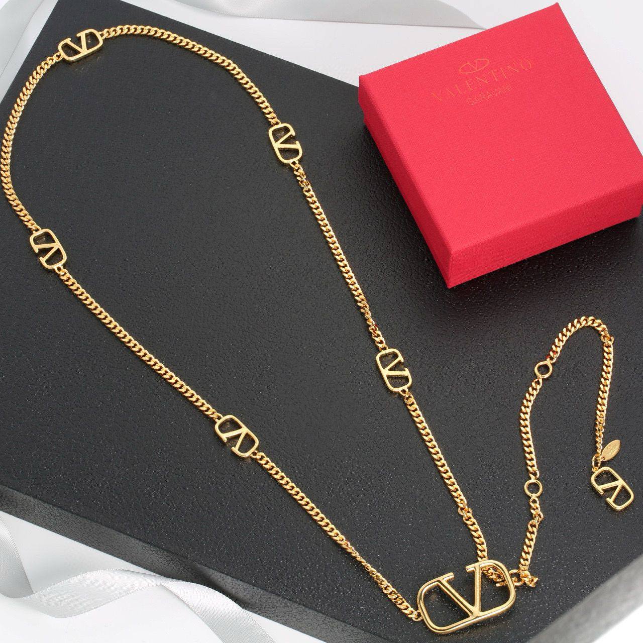 Valentino Necklace
90 dhs🪙🌨️ 
With Box And Paper Bag
🎁🎁🎁

Zain89
♥️♥️♥️