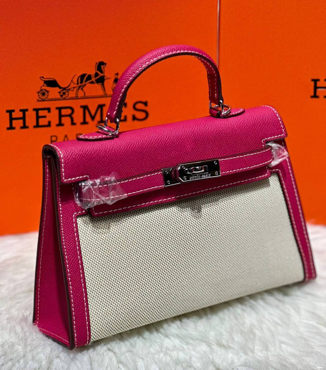 Hermes Killy Canvas
Size : 22 *15  cm
90 dhs🪙🖤
with box🎁

Zain115
♥️♥️♥️