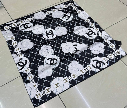 Silk square scarf 
40 dhs🪙💚

Zain93
♥️♥️♥️