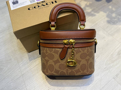 Coach mini vanity case
15cm
95 dhs❣️ 

with BOX
🎁🎁🎁

Zain254
♥️♥️♥️