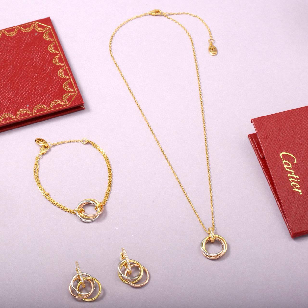 cartier🦋*
Necklace ❤️‍🔥
Earring❣️
Bracelet 🦋
Master quality 💯
With normal boxes 📦 
130 dhs🪙🖤
With master box 🗃️ 
170 dhs🪙🖤

Zain216
♥️♥️♥️