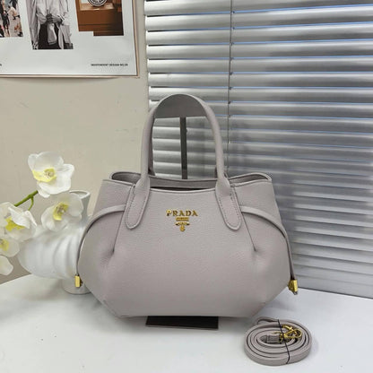 Prada
85 dhs🇦🇪🇦🇪

Zain232
♥️♥️♥️