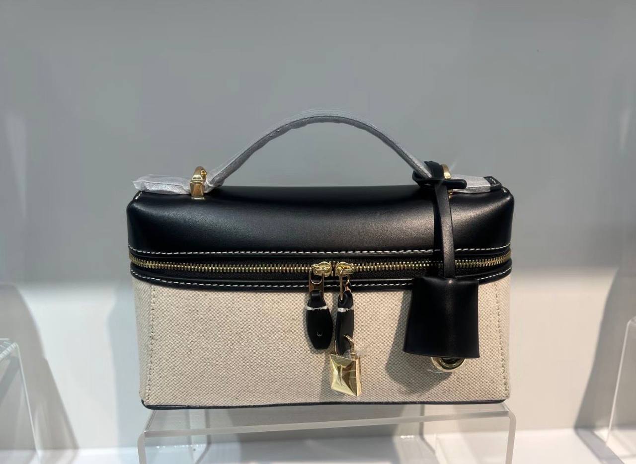 Loro Piana
100 dhs✅
Good-quality 

with box
🎁🎁🎁

Zain35
♥️♥️♥️
