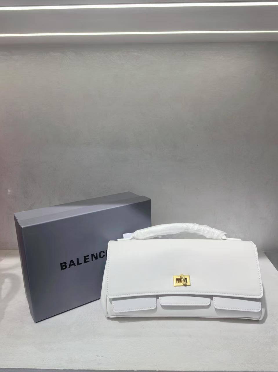 Balennciaga  
120 dhs✅
Size 28cm

Zain161
♥️♥️♥️