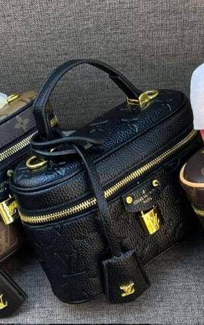 Bags
95 dhs✅
With box 🎁
high quality

Zain26
♥️♥️♥️