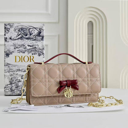 Dior
110 dhs🇦🇪🇦🇪
with box
size 21.5cm

Zain26
♥️♥️♥️