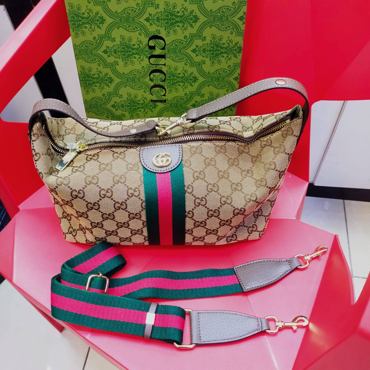 Gucci
 115 dhs❤️ 

with box
🎁🎁🎁

Zain235
♥️♥️♥️