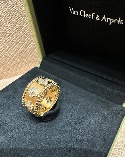 VCA ❤️‍🔥*
Ring 💍 available size 👇
6,7,8,9
Master quality 💯
With normal boxes 🗃️ 
50 dhs✅
With master box 📦 
65 dhs✅

Zain216
♥️♥️♥️