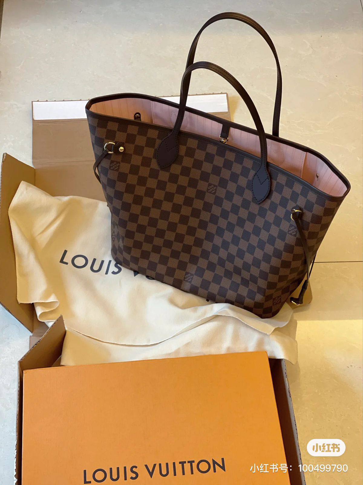 LV Master
Neverfull 
320 dhs❣️
#Medium size 31cm💕🥳

Zain228
♥️♥️♥️