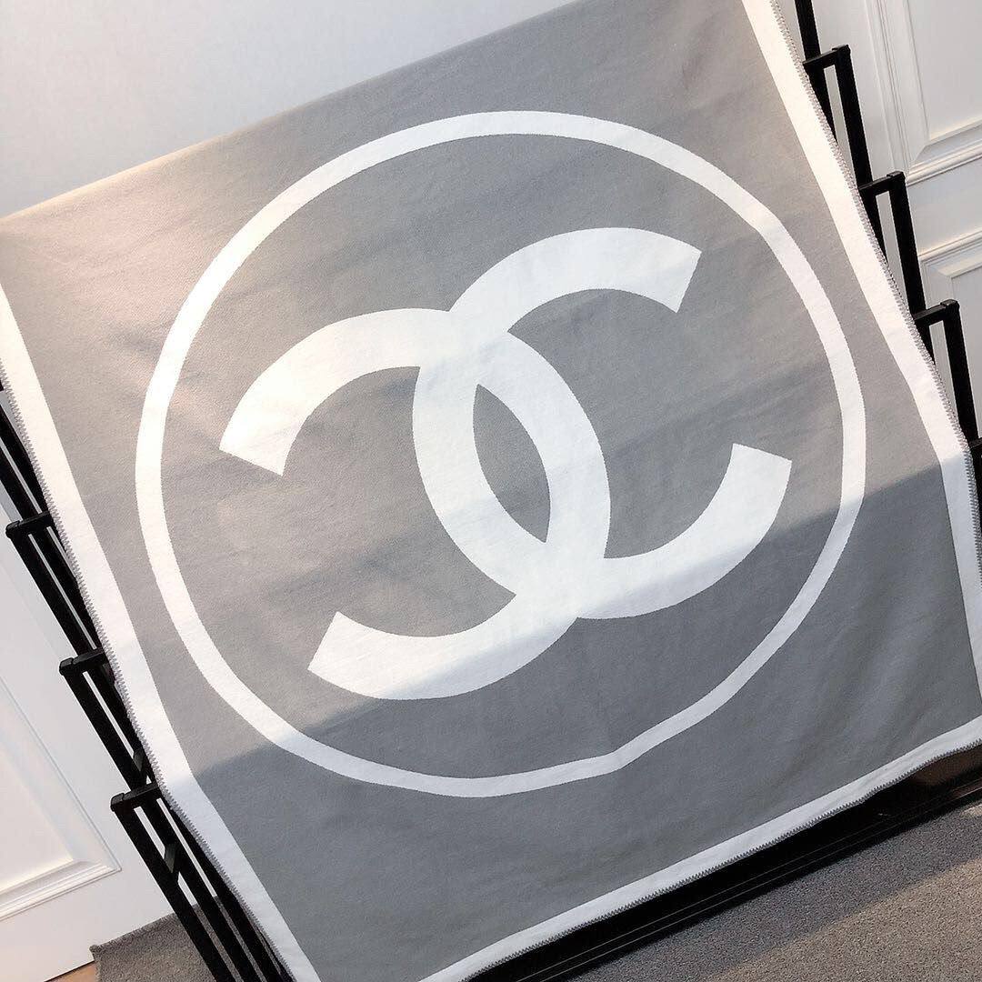 New collection 
Master 
Throw blanket in Merinos wool and cashmere (90%
rinos wool, 10% cashmere)
Size 135*170
👉🏽Blanket 
150 dhs✅

👉🏽Pillows with feeling
90 dhs✅

Zain99
♥️♥️♥️