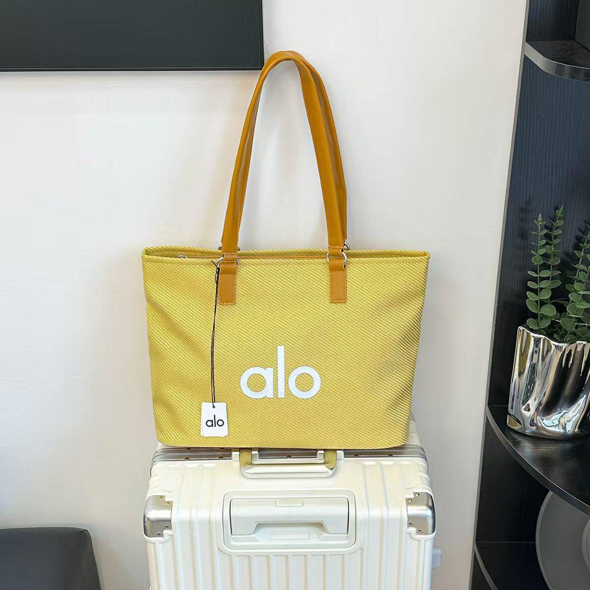 ALO 
new design coming 
65 dhs🪙💚

Zain253
♥️♥️♥️