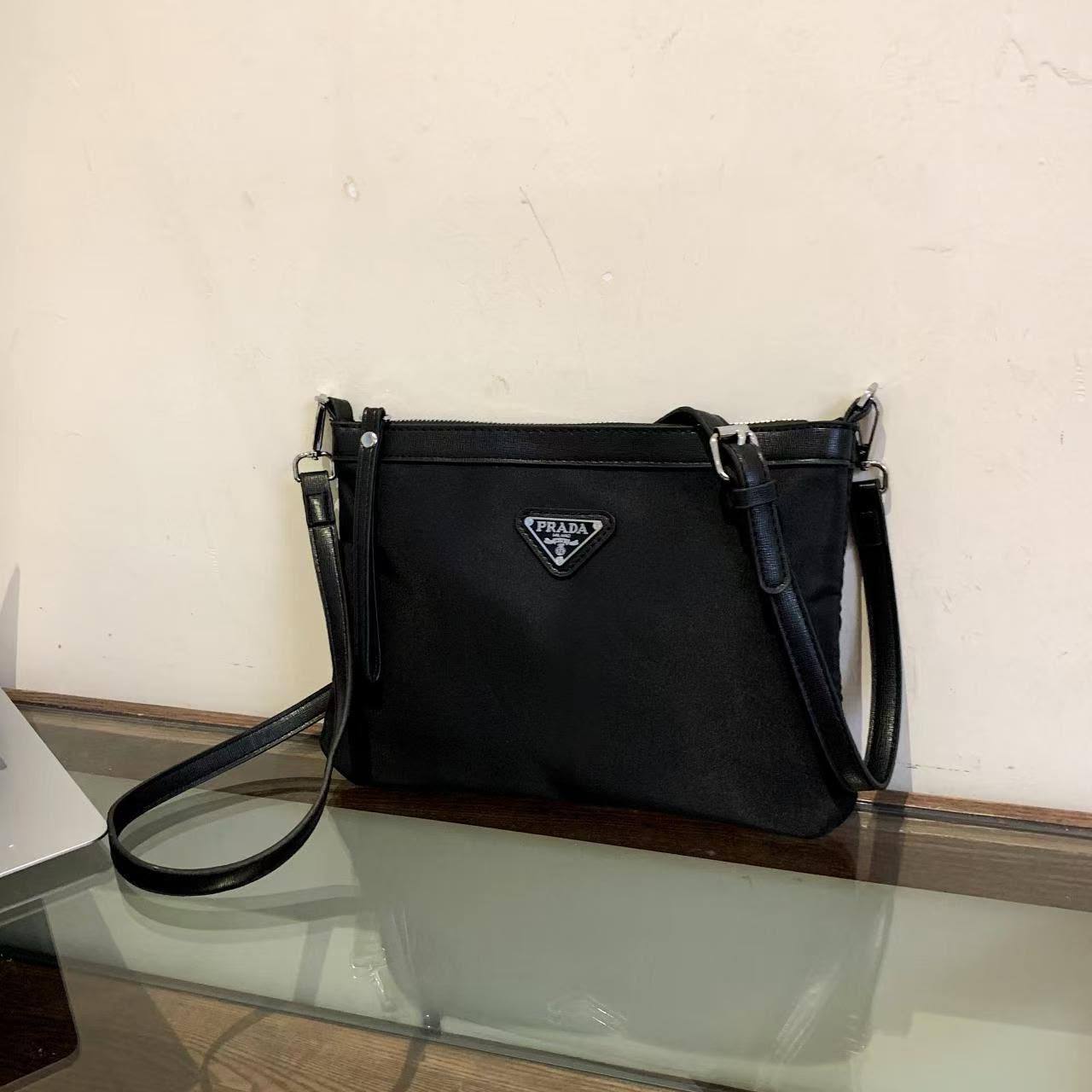 Prada
100 dhs🇦🇪🇦🇪

Zain07
♥️♥️♥️