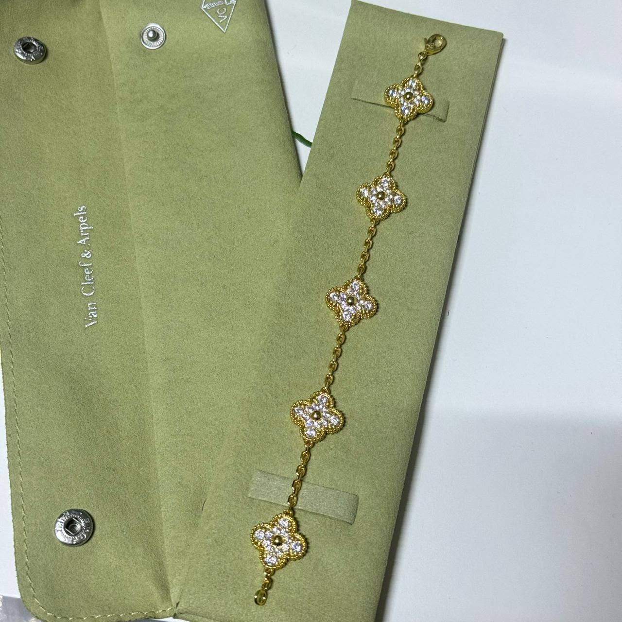 VCA 
Bracelet 🦋
Master quality 💯
With normal boxes 🗃️ 
75 dhs✅

With master box 📦 
120 dhs✅

Zain216
♥️♥️♥️