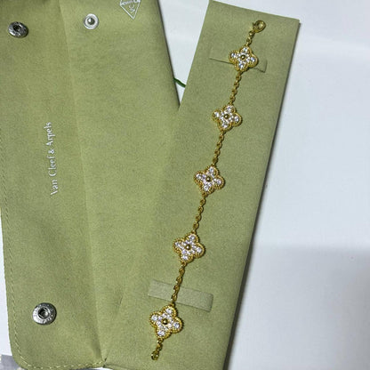 VCA 
Bracelet 🦋
Master quality 💯
With normal boxes 🗃️ 
75 dhs✅

With master box 📦 
120 dhs✅

Zain216
♥️♥️♥️